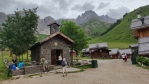 Fuciade bývá plné turistů díky svým dřevěným domkům, ale i díky snadnému přístupu že sedla San Pellegrino. 