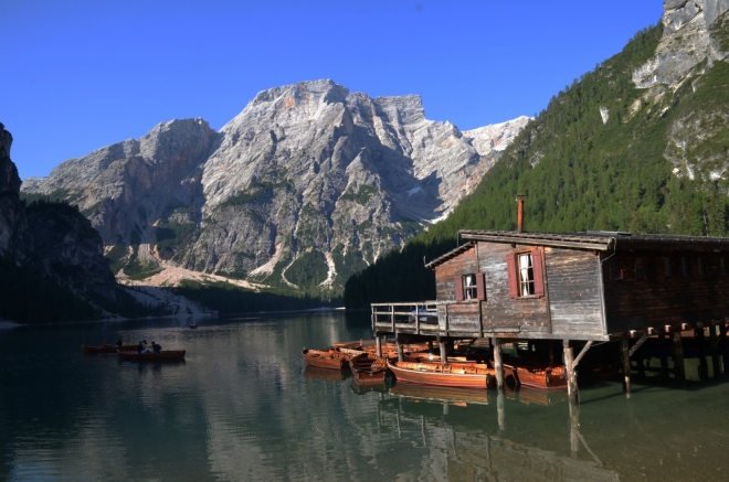 Pragser See a Seekofel (2 810 m n. m.). 
