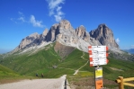 Sossolungo (3 181 m n. m.) je nejvyšším vrcholem (vpravo), my půjdeme doleva pod věže Sasso Piato a Punta Grohmann. Všechny názvy hor nesou jak italské, tak i německé označení. 