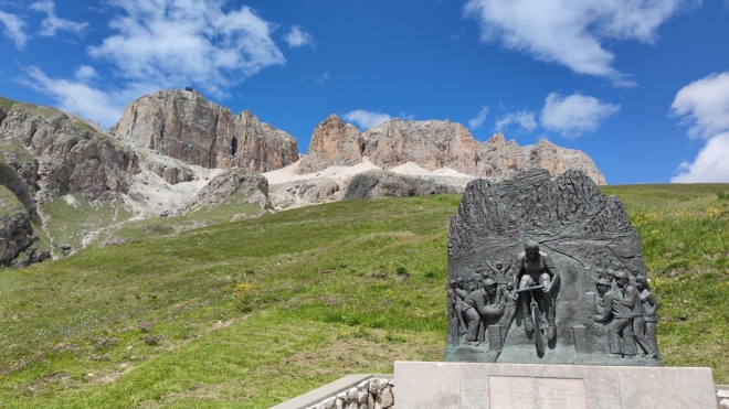 Passo Pordoi leží ve výšce 2 250 m a jeho zdolání je velkou výzvou nejen pro cyklisty Giro di Italia (Fausto Copi). 