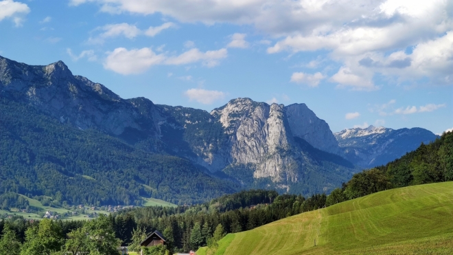 Nad Grundlsee ční vysoký Beckenstein. 