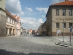 Vedle kostela