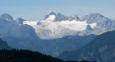 Dachstein se tyčí daleko za jezerem. 