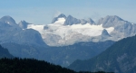 Dachstein se tyčí daleko za jezerem. 