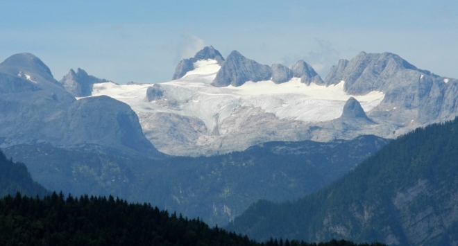Dachstein se tyčí daleko za jezerem. 