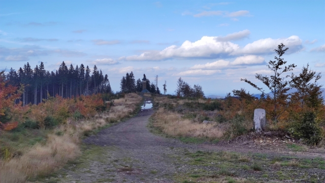 Samotný vrchol leží 400 m od rozhledny,. 