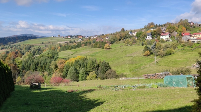Domky Jaworzynky jsou rozeseté po okolních stráních. Sjíždíme jimi k Trojmezí. 