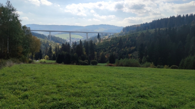 Most Valy překlenul hluboké údolí potoka Valov a o kus dál i Čadečky.