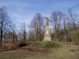 Po zelené turistické značce se ze Zlivi kolem rezervace Mokřiny u Vomáčků dostaneme až k pomníku Kubaty.Sedláci nikdy nezapomněli na statečného rychtáře – na místějeho popravy byl balvan s křížkem, v r. 1904 tu byla vztyčena socha odV. Suchomela v podobě Jakuba Kubaty, jak zdvihá ruku k přísazea pamětní deska s nápisem o tom, jak „Kubata dal hlavu za Blata“…