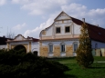 Typické Blatské statky se nacházejí především kolem návsi. Většina štítů byla postavena po požáru v roce 1842 a zřejmě jedním stavitelem.