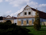 Typické Blatské statky se nacházejí především kolem návsi. Většina štítů byla postavena po požáru v roce 1842 a zřejmě jedním stavitelem.