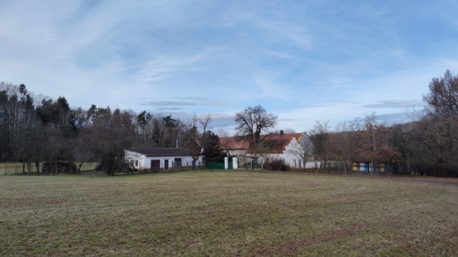 Osada Klůs, bydliště letce Víta Fučíka. 