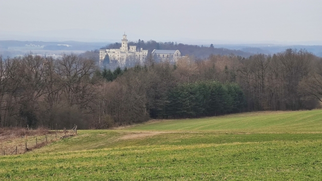 Stejně tak i zámek Hluboká. 