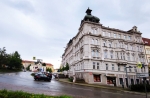 Monumentální čtyřpatrová budova v těsném sousedství historického centra města vznikala v letech 1907 až 1908 podle návrhu architekta Franze Svobody. Jedná se o první i poslední stavbu nově vznikajícího Vídeňského předměstí, jehož výstavba dále nepokračovala kvůli vzniku Československa. (mapy.cz) 