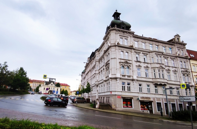 Monumentální čtyřpatrová budova v těsném sousedství historického centra města vznikala v letech 1907 až 1908 podle návrhu architekta Franze Svobody. Jedná se o první i poslední stavbu nově vznikajícího Vídeňského předměstí, jehož výstavba dále nepokračovala kvůli vzniku Československa. (mapy.cz) 