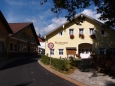 a starý Tyrolský dům, kde se dobře i levně vaří, to jsou naše poslední zastávky asi letos posledního vícedenního putování po horách.