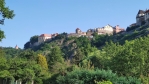 Znojemský hrad, rotundy a pivovar z pravobřežní cyklotrasy u Dyje. V pozadí Hradiště s kostelem sv. Antonína Paduánského. 