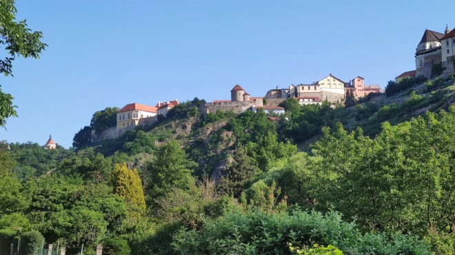 Znojemský hrad, rotundy a pivovar z pravobřežní cyklotrasy u Dyje. V pozadí Hradiště s kostelem sv. Antonína Paduánského. 