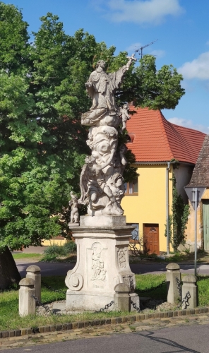 Sousoší sv. Jana Nepomuckého. 