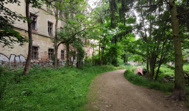 Zajímavá budova pod kostelem sv. Václava chátrá. 