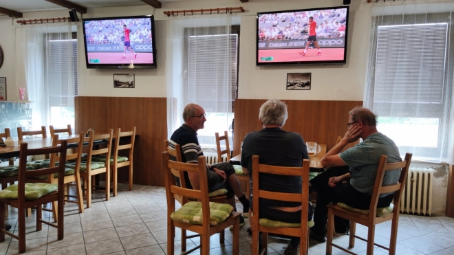 Stereo finále na Roland Garros. Djokovičovi jsme fandili všichni. Nejen ta jeho úžasné výkony sportovní, ale i za jeho kvality lidské. 