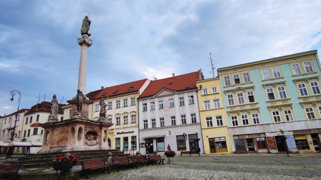 Masarykovo náměstí. Barokní sloup se sochou Panny Marie Immaculaty pochází z roku 1682