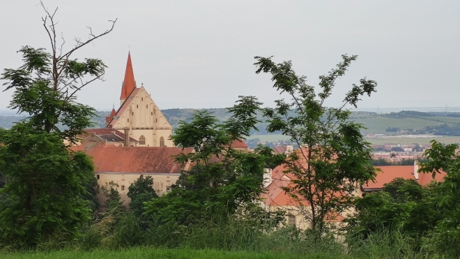 Kostel sv. Mikuláše zoomem z Hradiště. 