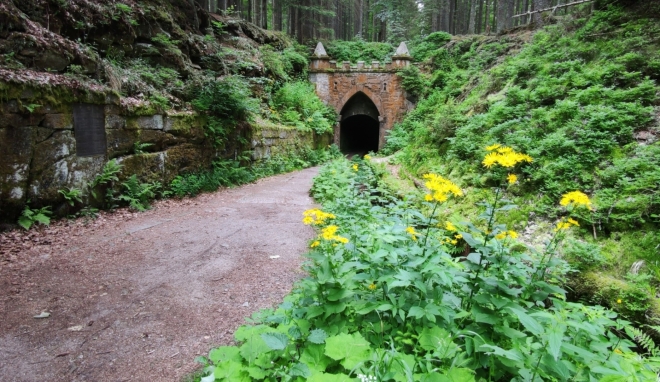 Horní portál tunelu Swarzenberského kanálu je pohádkový. 