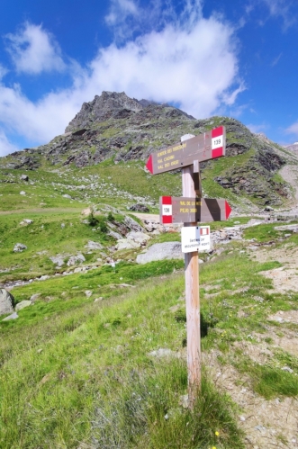 Rozcestník ukazuje traverzovou cestu svahy do doliny Val Cadini. 