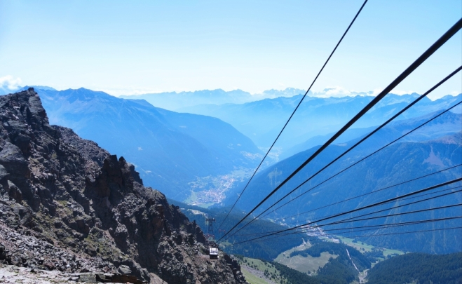 Kabinová lanovka zdolává převýšení 1 200 m. 