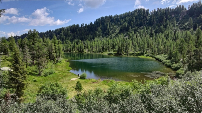 Laghi dei Malghetto di Mezzana. Dvě krásná jezera v horské krajině. 