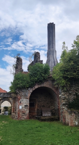 Hrad Roupov je volně přístupný a zbyly z něho jen trosky. 