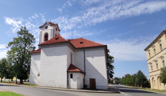 Kostel sv. Kateřiny v Ke stanech byl upraven v letech 1712-14, dnešní podoba pochází z 18. a 19. století, v roce 1862 byla přistavěna věž. Interiér je barokní, nachází se zde např. obraz Černé Madony Kolínské, obraz Panny Marie Karlovské nebo vyřezávaná křtitelnice. (www.mapy.cz) 