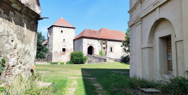Menší z obou kestřanských tvrzí pochází z konce 14. století, vystavěli ji synové Mikoláše Barocha. Již koncem 15. století je tvrz uváděna jako zpustlá. V polovině 16. století byla přestavěna a využívána jako pivovar, v 18. a 19. století jako hospodářské budovy. Až do obnovy v posledních letech budova tvrze postupně chátrala. (www.mapy.cz) 