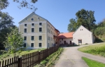 Holubovský mlýn leží u Křemžského potoka jižně od Kremže. Založen byl v roce 1600, ale tehdy se jmenoval Zikmundův. Na Holubovský mlýn se přejmenoval až někdy v 19. století. V roce 1999 byl mlýn prohlášen za kulturní památku. (www.mapy.cz) 