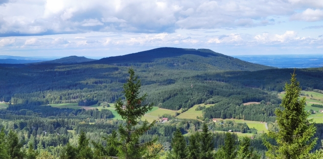 Vysoká (1 034 m n. m.).je nedaleko. 