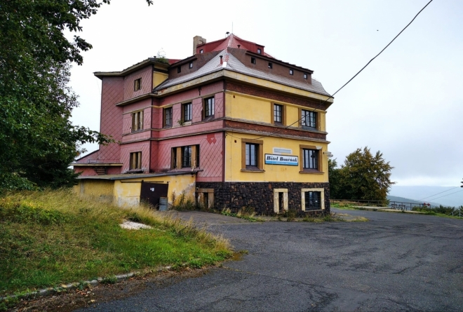 Hotel Bouřňák, nyní v rekonstrukci... 