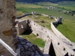 Prepošt aj tak nakoniec vymenil hrad za protiľahlý kopec, kde vzniklo opevnené kapitulské sídlo. Našťastie alebo nanešťastie, kráľa Žigmunda osvietilo a na rozdiel od mesta pod hradom, samotný hrad kvôli dlhom nezapredal. Rovnako poľským veriteľom nepripadlo ani ono nové prepoštovo bývanie, Spišská Kapitula. Možno to mala na svedomí cigánska princezná, ktorá mu, podľa legendy, jednej noci venovala viac ako len pohľady. Pre jej spoločenstvo zdržiavajúce sa pod hradom tak získala i očakávaný prepúšťací glejt, akýsi pas kráľovstvom.Na hrade sa vystriedali mnohí špáni, sem-tam sa tu zastavili kadejakí králi a tiež kadejakí obliehatelia i tí, čo nemuseli obliehať a predsa hrad pokorili. Napokon v roku 1780, na konci istého dňa, z hradu namiesto veží stúpali k nebu už len stĺpy dymu. Požiar. Nepriateľ číslo jeden. Ešte aj sami poslední majitelia z rodu Čáki mu zasadili zdrvujúcu ranu. Stal sa pre nich zdrojom stavebného materiálu na stavbu početných kaštieľov v okolí. Pospolitý ľud nasledoval príklad svojich grófov. Dnes to však nie je len obyčajná slovenská ruina, lež prekrásna románsko-gotická architektúra v nádhernej krajine. Spišský hrad.(zdroj Spisskyhrad.com)