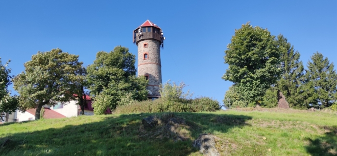 Rozhledna Hláska stojí na Růžovém vrchu. Kamenná stavba z roku 1902 dosahuje výšky 21 m a nabízí výhled na České středohoří a Krušné hory s příhraničím.