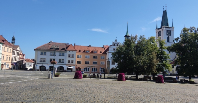 Náměstí Litoměřice a kamenné kočičí hlavy. 