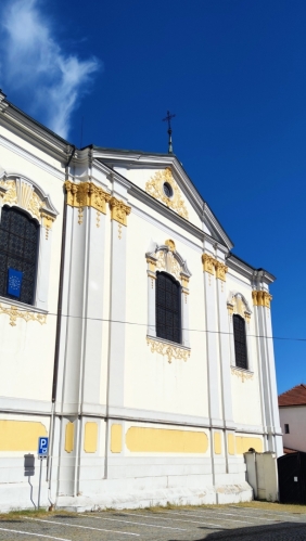 První zmínka o nejstarším klášteru ve městě se datuje k roku 1233. Byl založen pražským biskupem Janem II. při tehdejších hradbách jako klášterní kostel mnichů františkánů - minoritů (tzn. menší bratři, kteří stejně jako dominikáni byli žebravým řádem, žili z almužen a působili jako kazatelé mezi městskou chudinou). Po jeho zničení v průběhu třicetileté války ležel dlouho v ruinách. Klášter i kostel byl nově budován jako pozdně barokní v letech 1730-40 Octavio Broggiem. (www.mapy.cz) 