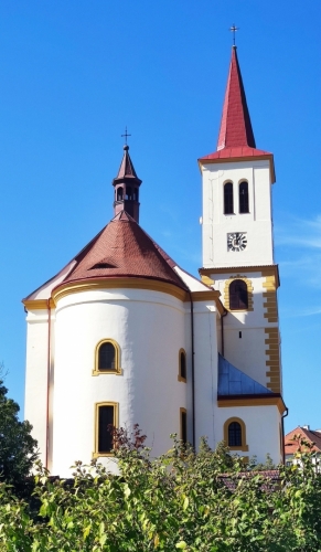 Kostel sv. Petra a Pavla v Žitenicích. Nejstarší částí svatyně je gotická hranolová věž z období kolem r. 1300. Současný kostel byl postaven kolem r. 1650. V polovině 19. stol. byly provedeny úpravy, při kterých byla také zvýšena věž. Podélná jednolodní stavba s odsazeným půlkruhovým závěrem, při jehož severním boku se nachází věž a sakristie. Při jižním boku je předsíň. Hlavní oltář je barokní, po jeho stranách se nacházejí zlacené sochy sv. Floriána a sv. Leopolda. (www.mapy.cz) 