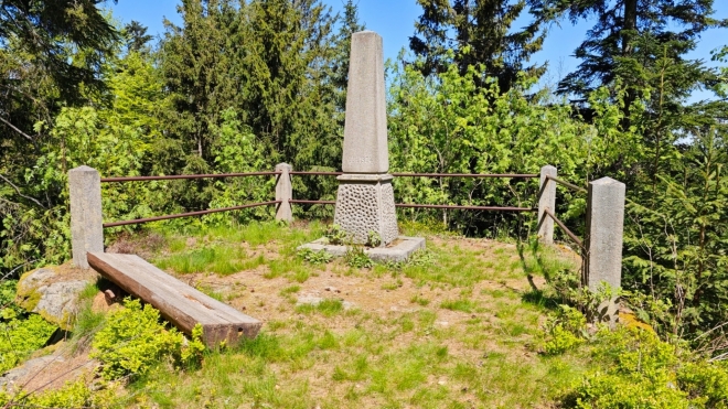 Pomník F. Nietsche.