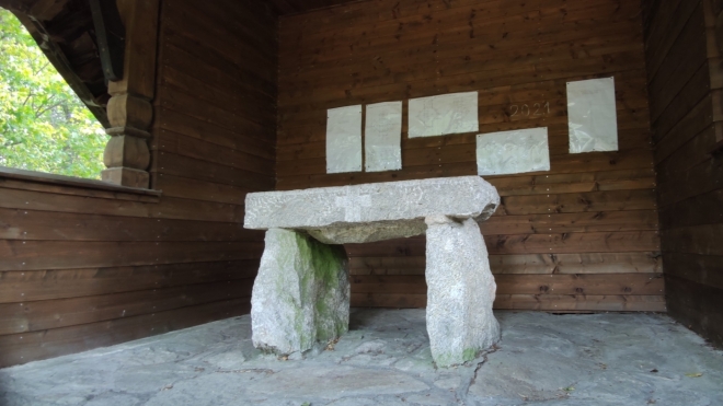 Kamenný stůl jako dolmen.