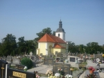 Pohled na kostel zezadu + hřbitov