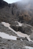 Kolem vodopádu vede vzhůru ferrata. Nahoře vidíme dva horolezce.