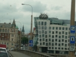 Tančící dům (foceno z autobusu)