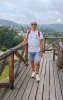 Kolem hradu vede stezka, částečně po dřevěném ochozu.