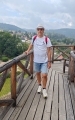Kolem hradu vede stezka, částečně po dřevěném ochozu.