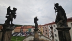 Barokní sochy hlídají příchod ke kostelu od dvojitého schodiště...